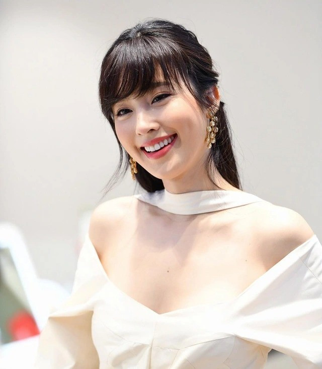 Nong Poy sở hữu ngoại hình xinh đẹp với nụ cười rạng rỡ. Nong Poy sở hữu ngoại hình xinh đẹp với nụ cười rạng rỡ.