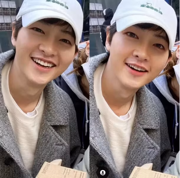 Song Joong Ki vui vẻ, anh cũng được nhận xét tăng cân so với thời gian trước.