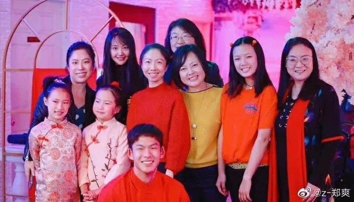 Trịnh Sảng rạng rỡ và thân thiết khi chụp ảnh chung với đồng hương.