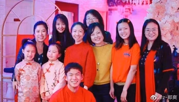 Trịnh Sảng rạng rỡ và thân thiết khi chụp ảnh chung với đồng hương.