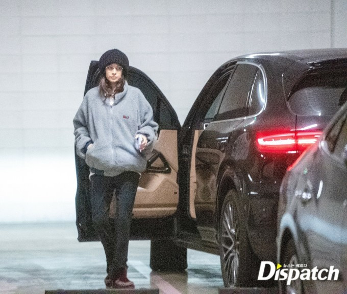 Hình ảnh diễn viên Katy Louise Saunders về Hàn Quốc hồi đầu năm cũng gây nhiều chú ý khi diện áo thùng thình và đi giày bệt. Hình ảnh diễn viên Katy Louise Saunders về Hàn Quốc hồi đầu năm cũng gây nhiều chú ý khi diện áo thùng thình và đi giày bệt.