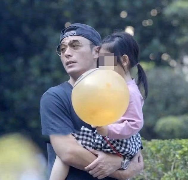 Hoắc Kiến Hoa cho biết, thời điểm này con gái là điều quan trọng nhất trong cuộc đời anh. Anh đã gác lại mọi hoạt động trong làng giải trí để chuyên tâm chăm sóc con gái.