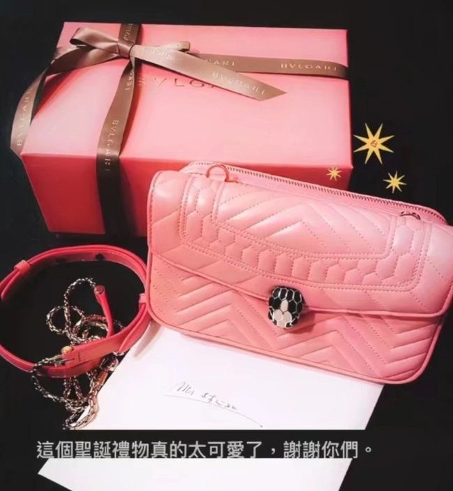 Túi xách, balo đắt tiền của Lâm Tâm Như dành tặng con gái. Trong đó, chiếc túi màu hồng có giá lên đến 56 triệu đồng. Nhiều người cho rằng, cô đang quá nuông chiều, sau này có thể gây ảnh hưởng tới tâm lý của con trẻ bởi những món đồ đắt giá, đẳng cấp.
