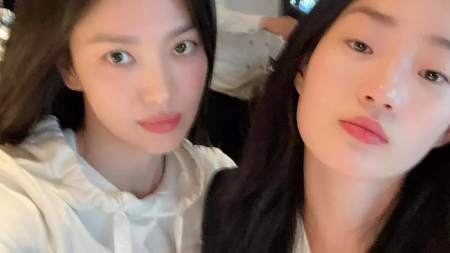 Cô đọ sắc cùng người mẫu Shin Hyun Ji. Cô đọ sắc cùng người mẫu Shin Hyun Ji.