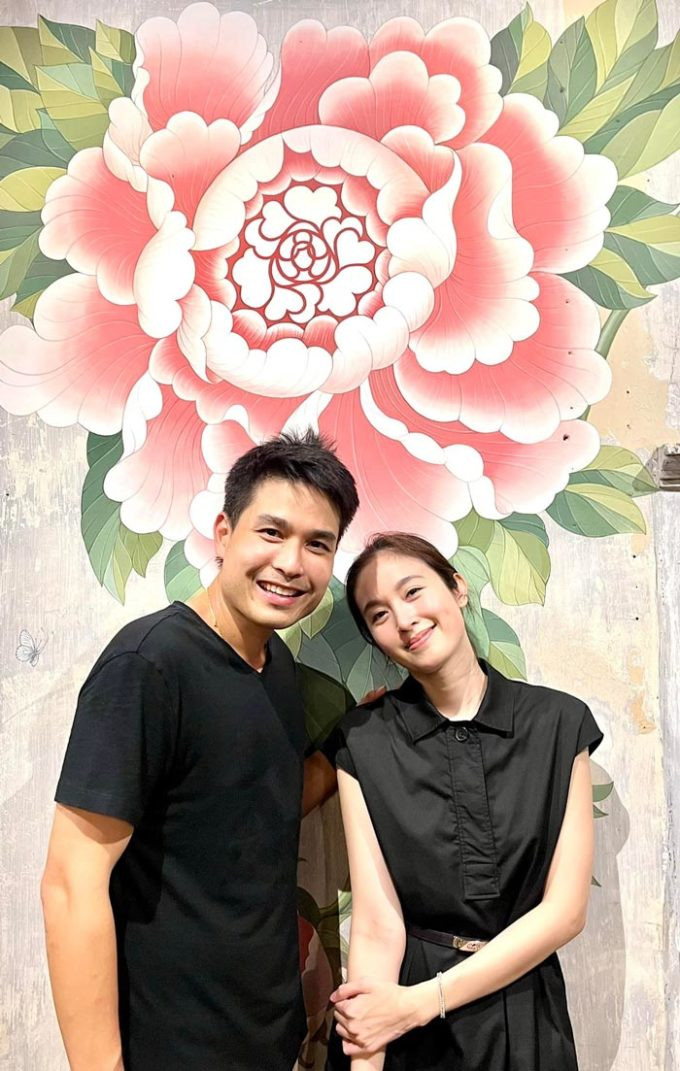 Cặp đôi chụp ảnh tình tứ tại cửa hàng do chồng tương lai của Nong Poy làm chủ. Cặp đôi chụp ảnh tình tứ tại cửa hàng do chồng tương lai của Nong Poy làm chủ.