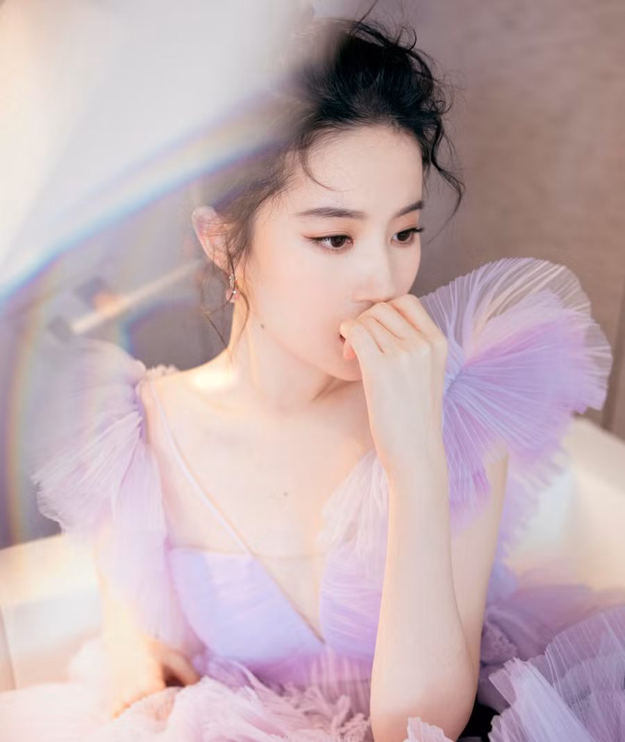 Làn da đẹp, trắng sứ của Lưu Diệc Phi là yếu tố giúp cô luôn ghi điểm trong lòng công chúng.