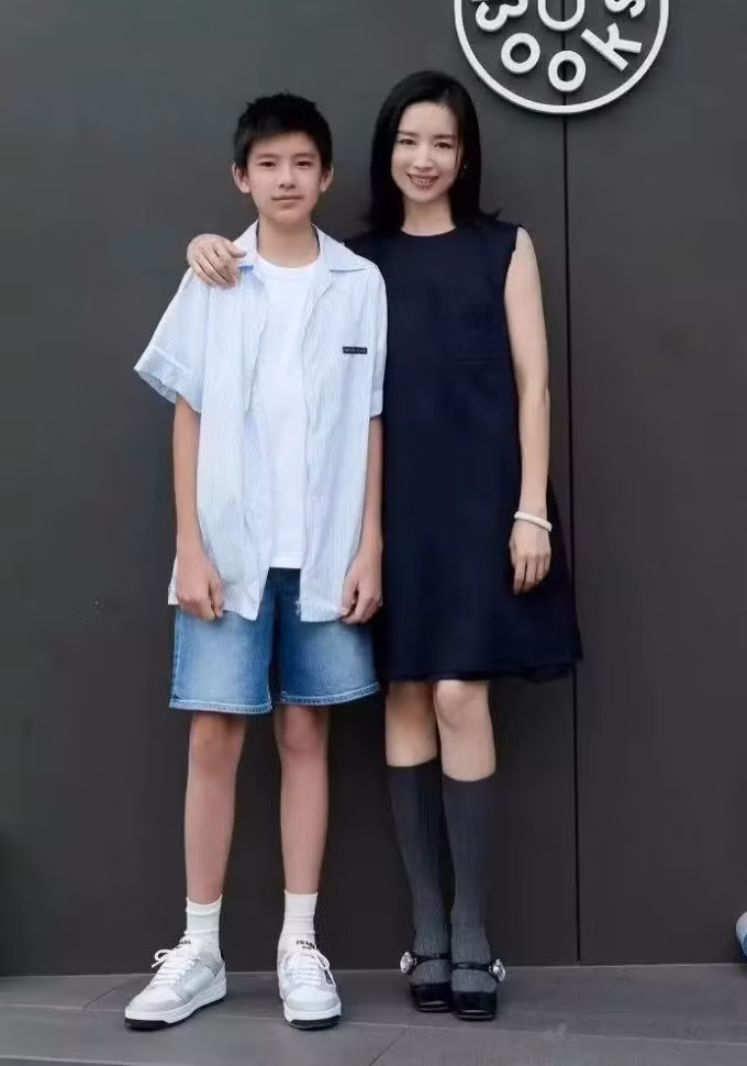 Đổng Khiết và con trai dự sự kiện năm 2022. Con trai của cô được nhận xét khôi ngô với chiều cao ấn tượng.