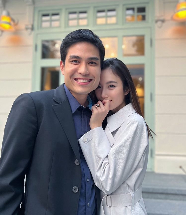 Nong Poy khoe ảnh hạnh phúc bên bạn trai doanh danh Oak Phakwa Hongyok và xác nhận đã đính hôn. Nong Poy khoe ảnh hạnh phúc bên bạn trai doanh danh Oak Phakwa Hongyok và xác nhận đã đính hôn.