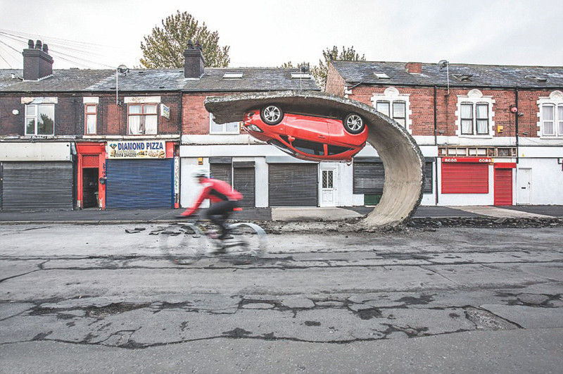 Nghệ sĩ Chinneck đã sáng tạo một chiếc xe hơi lộn ngược, đặt trên đoạn đường ở Sheffield năm 2017 Nghệ sĩ Chinneck đã sáng tạo một chiếc xe hơi lộn ngược, đặt trên đoạn đường ở Sheffield năm 2017