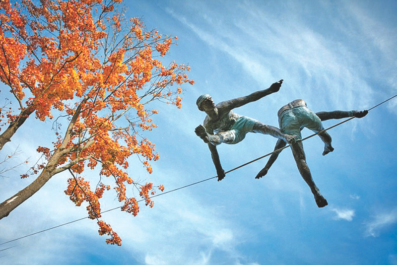 Họa sĩ Jerzy Kedziora đã tạo một tác phẩm độc đáo với hai người trên dây cáp, lắp đặt ở Palm Beach, Florida, Mỹ Họa sĩ Jerzy Kedziora đã tạo một tác phẩm độc đáo với hai người trên dây cáp, lắp đặt ở Palm Beach, Florida, Mỹ