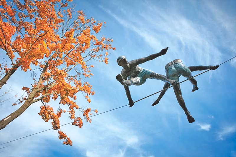 Họa sĩ Jerzy Kedziora đã tạo một tác phẩm độc đáo với hai người trên dây cáp, lắp đặt ở Palm Beach, Florida, Mỹ