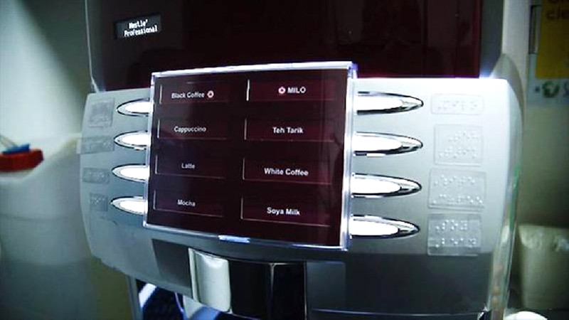 Chiếc máy pha cà phê được gắn thêm bảng chữ nổi tại nơi Giang làm việc ở Singapore Chiếc máy pha cà phê được gắn thêm bảng chữ nổi tại nơi Giang làm việc ở Singapore