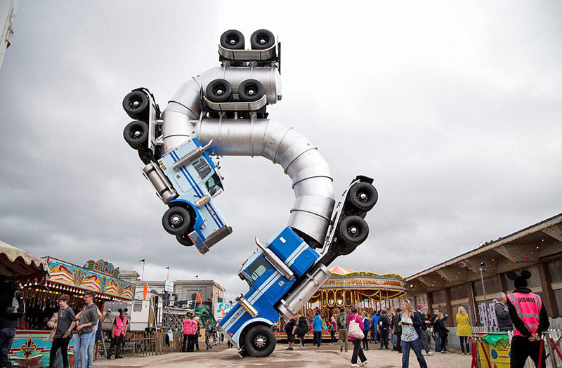 Tác phẩm Big Rig Jig của điêu khắc gia Mike Ross được làm từ hai chiếc xe tải phế thải, trưng bày tại Dismaland của Banksy ở Weston-super-Mare vào năm 2015 Tác phẩm Big Rig Jig của điêu khắc gia Mike Ross được làm từ hai chiếc xe tải phế thải, trưng bày tại Dismaland của Banksy ở Weston-super-Mare vào năm 2015