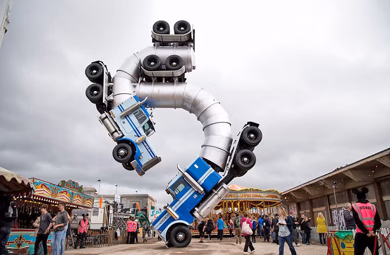 Tác phẩm Big Rig Jig của điêu khắc gia Mike Ross được làm từ hai chiếc xe tải phế thải, trưng bày tại Dismaland của Banksy ở Weston-super-Mare vào năm 2015