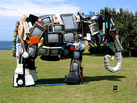 Tác phẩm mang tên Broken Family của họa sĩ Anthony Haywood (Anh), sử dụng nguyên liệu là những đồ gia dụng phế thải tạo hình một con voi Tác phẩm mang tên Broken Family của họa sĩ Anthony Haywood (Anh), sử dụng nguyên liệu là những đồ gia dụng phế thải tạo hình một con voi