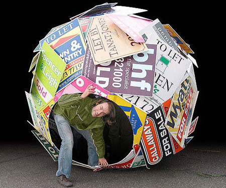 Tác phẩm To Live của họa sĩ Nick Sayers (Anh), một nơi trú ẩn được tạo ra từ các biển báo bất động sản Tác phẩm To Live của họa sĩ Nick Sayers (Anh), một nơi trú ẩn được tạo ra từ các biển báo bất động sản