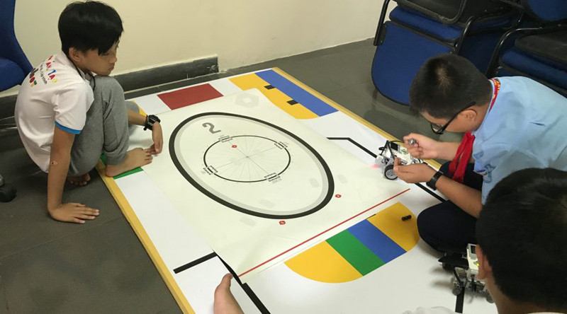 Nhóm học sinh cùng nhau thực hành robot Nhóm học sinh cùng nhau thực hành robot