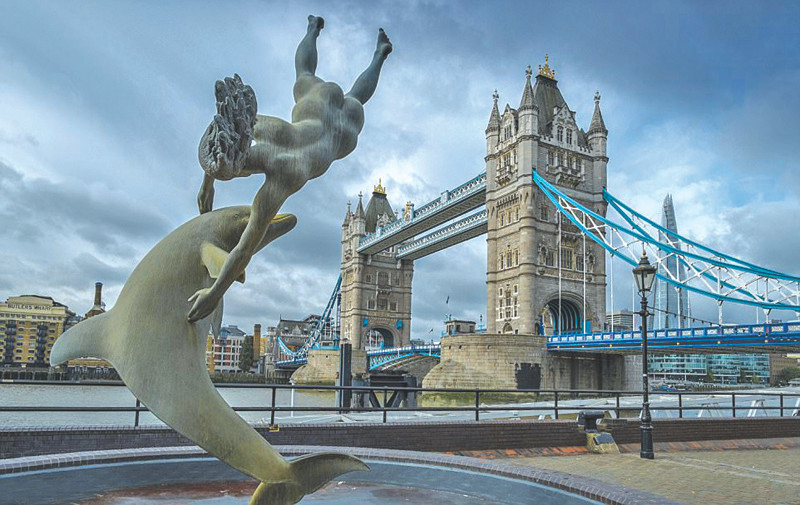 Bức tượng Cô gái với cá heo của điêu khắc gia quá cố người Anh, David Wynne, được đặt ở bờ Bắc sông Thames vào năm 1973 Bức tượng Cô gái với cá heo của điêu khắc gia quá cố người Anh, David Wynne, được đặt ở bờ Bắc sông Thames vào năm 1973