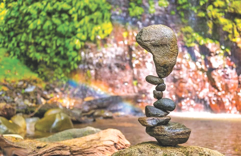 Điêu khắc gia Michael Grab đã trưng bày những hòn đá mà ông đã định vị một cách khéo léo trong khi du lịch ở Costa Rica vào năm 2015. Điêu khắc gia Michael Grab đã trưng bày những hòn đá mà ông đã định vị một cách khéo léo trong khi du lịch ở Costa Rica vào năm 2015.