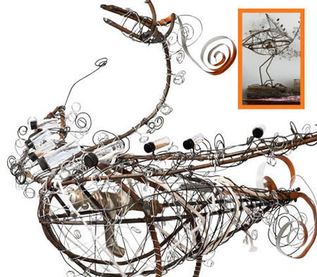 Con chim làm từ các phế liệu sắt, chỉ, dây giày, gỗ, thủy tinh, aluminum và giấy. Tác phẩm nghệ thuật này là của họa sĩ Alabama Chanin (Mỹ) Con chim làm từ các phế liệu sắt, chỉ, dây giày, gỗ, thủy tinh, aluminum và giấy. Tác phẩm nghệ thuật này là của họa sĩ Alabama Chanin (Mỹ)