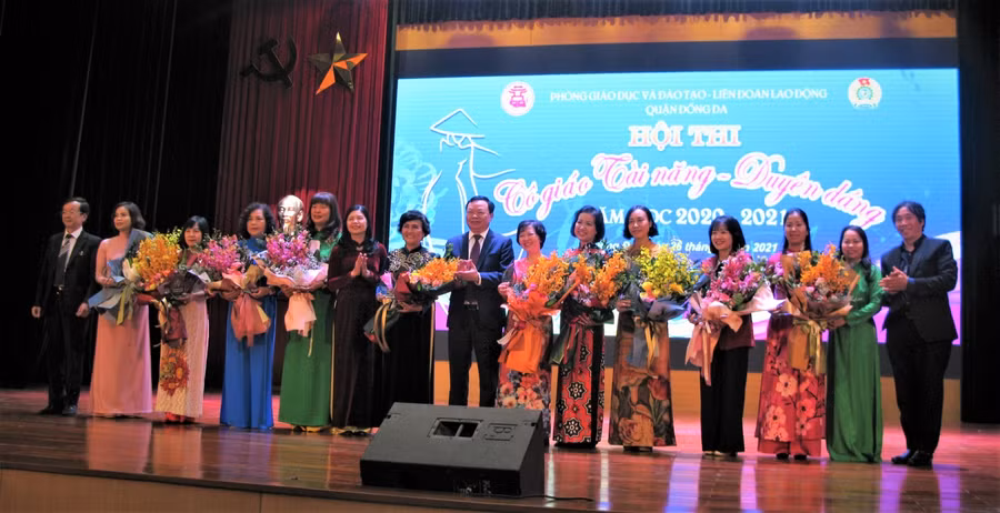 Trao cờ lưu niệm cho các đơn vị tham gia hội thi.