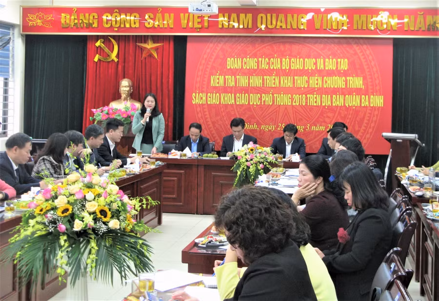 Phó Chủ tịch UBND quận Ba Đình Phạm Thị Diễm phát biểu tại cuộc làm việc.