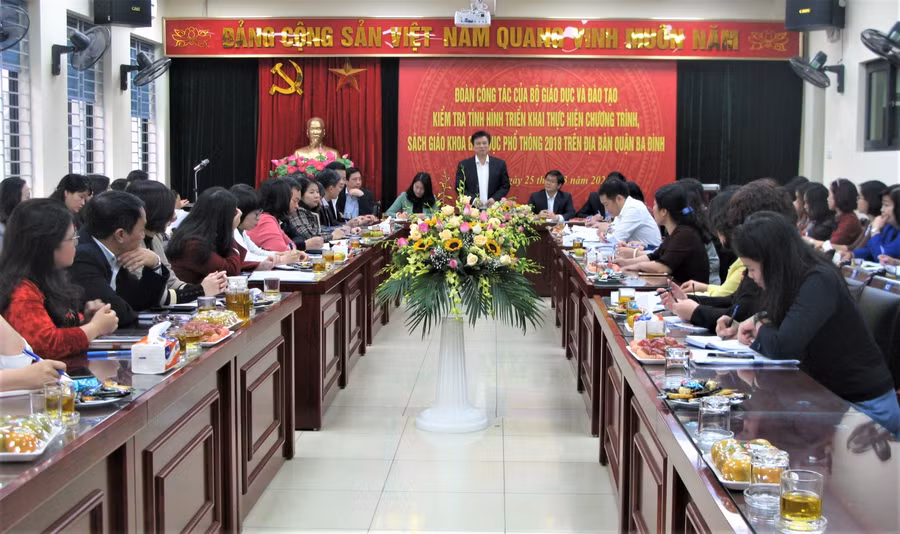 Thứ trưởng Bộ GD&ĐT Nguyễn Hữu Độ phát biểu chỉ đạo tại cuộc làm việc.