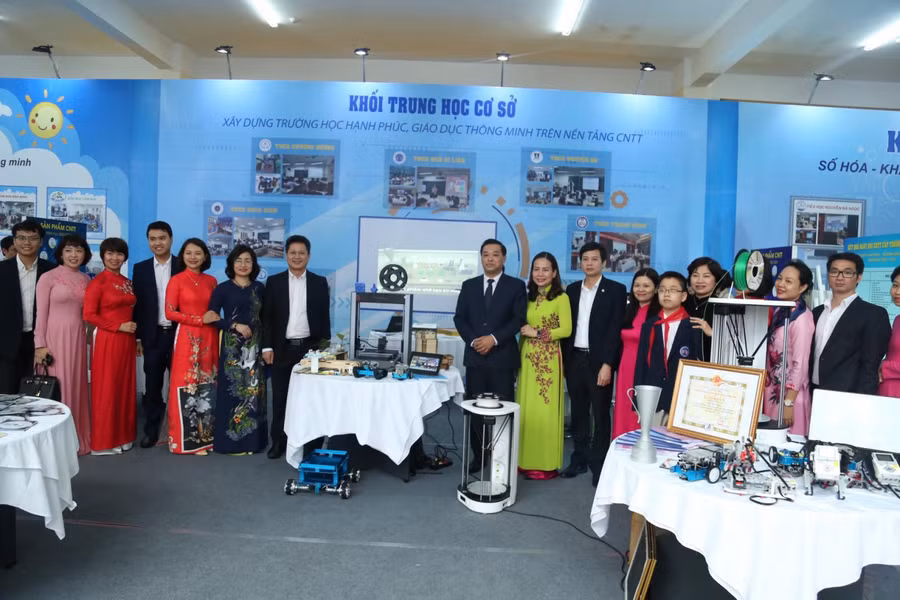 Ngày hội trưng bày nhiều thiết bị, phần mềm ứng dụng mới trong dạy học.