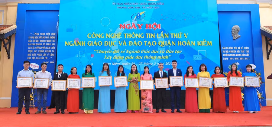 Trưởng phòng GD&amp;ĐT quận Hoàn Kiếm Vương Hương Giang trao thưởng cho các giáo viên đạt thành tích tại ngày hội.