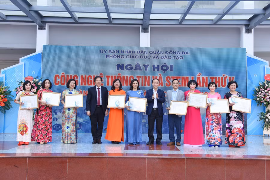 Trao thưởng cho các tập thể có thành tích tham gia ngày hội CNTT quận Đống Đa.