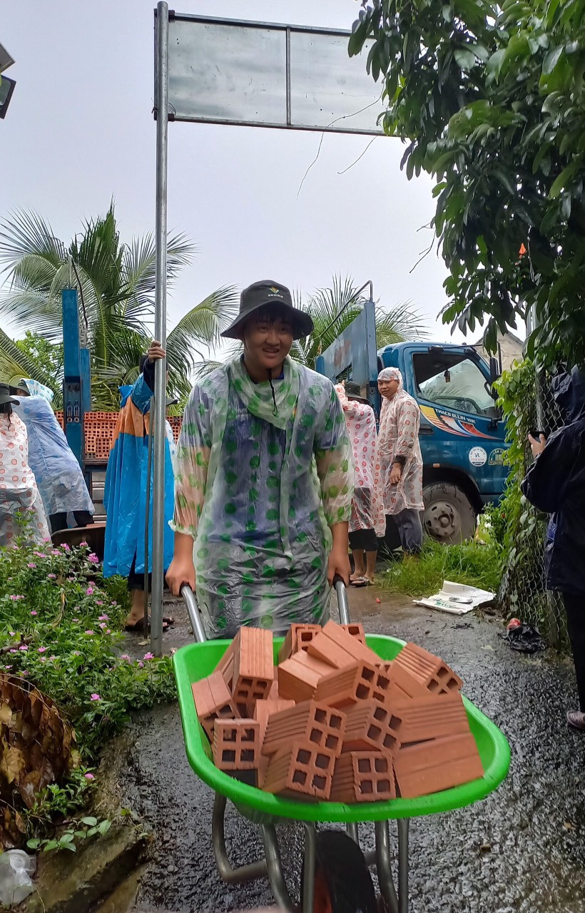 Sinh viên trường Đại học sư phạm kỹ thuật Vĩnh Long cùng với đoàn viên thanh niên hỗ trợ vận chuyển vật tư giúp gia đình em Nhi trong buổi lễ khởi công nhà. Sinh viên trường Đại học sư phạm kỹ thuật Vĩnh Long cùng với đoàn viên thanh niên hỗ trợ vận chuyển vật tư giúp gia đình em Nhi trong buổi lễ khởi công nhà.