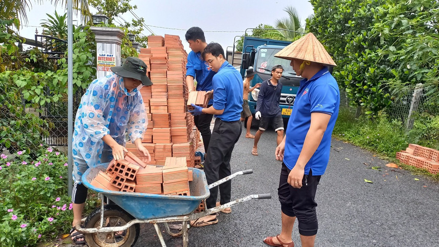 Sinh viên trường Đại học sư phạm kỹ thuật Vĩnh Long cùng với đoàn viên thanh niên hỗ trợ vận chuyển vật tư giúp gia đình em Nhi trong buổi lễ khởi công nhà. Sinh viên trường Đại học sư phạm kỹ thuật Vĩnh Long cùng với đoàn viên thanh niên hỗ trợ vận chuyển vật tư giúp gia đình em Nhi trong buổi lễ khởi công nhà.