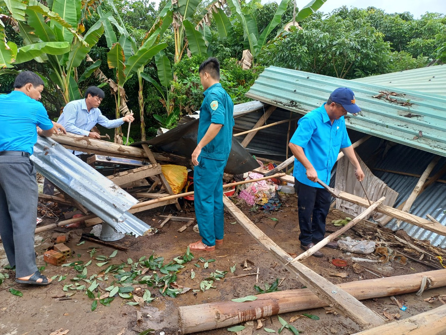 Căn nhà bị sập hoàn toàn của em Nhi vào chiều ngày 16/7 vừa qua. Căn nhà bị sập hoàn toàn của em Nhi vào chiều ngày 16/7 vừa qua.