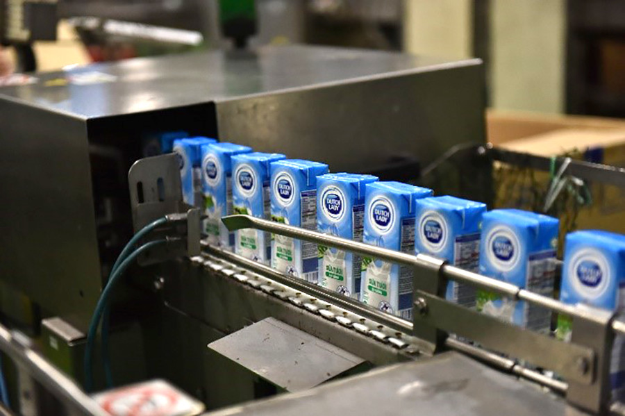 Mỗi hộp sữa tươi Cô Gái Hà Lan trước khi đến tay người dùng đều phải trải qua quy trình sản xuất nghiêm ngặt. Mỗi hộp sữa tươi Cô Gái Hà Lan trước khi đến tay người dùng đều phải trải qua quy trình sản xuất nghiêm ngặt.