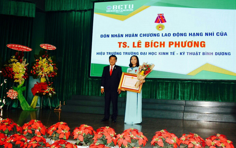 Ông Trần Thanh Liêm, Phó Bí thư Tỉnh ủy, Chủ tịch UBND tỉnh trao Huân chương Lao động hạng Nhì cho TS. Lê Bích Phương – Hiệu trưởng nhà trường Ông Trần Thanh Liêm, Phó Bí thư Tỉnh ủy, Chủ tịch UBND tỉnh trao Huân chương Lao động hạng Nhì cho TS. Lê Bích Phương – Hiệu trưởng nhà trường