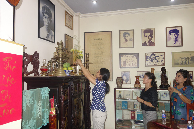 Dâng hương Nguyễn Bính tại Nhà lưu niệm Dâng hương Nguyễn Bính tại Nhà lưu niệm