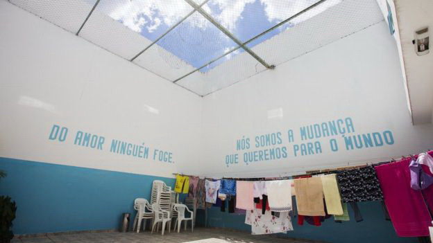 Sân chơi nhà tù Apac ghi thông điệp “Không có ai chạy trốn được tình yêu” Sân chơi nhà tù Apac ghi thông điệp “Không có ai chạy trốn được tình yêu”