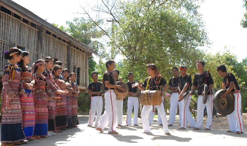 Nam nữ Chăm H’Roi múa xoang, múa trống, đánh cồng chiêng mừng tiệc cưới tại sân nhà sàn