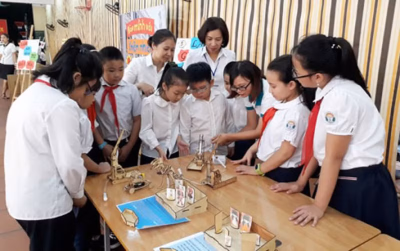 Học sinh Trường Tiểu học Trần Quốc Toản (Hà Nội) hào hứng tham gia ngày hội STEM