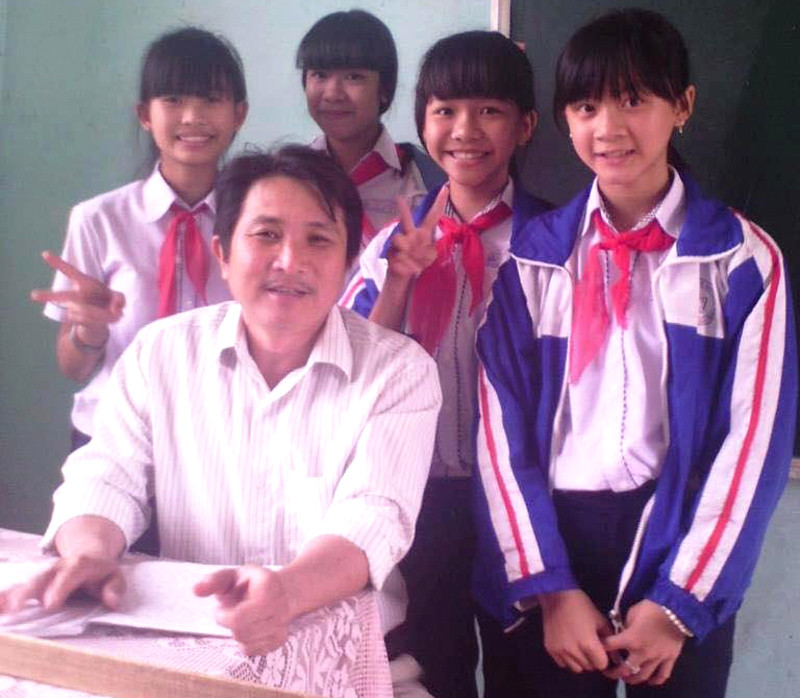 Nhà giáo Bùi Hải Long và học trò Nhà giáo Bùi Hải Long và học trò