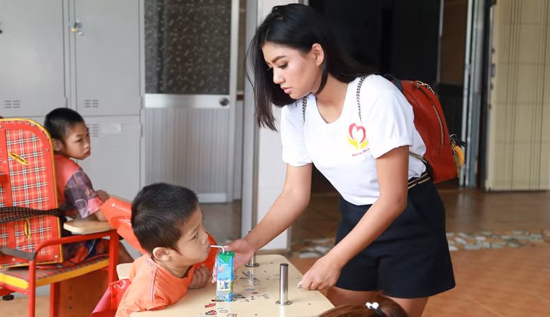 Vy Nguyễn cùng các cộng sự trong chuyến làm từ thiện tại Việt Nam