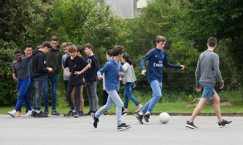 Học sinh chơi đá bóng thay vì sử dụng smartphone