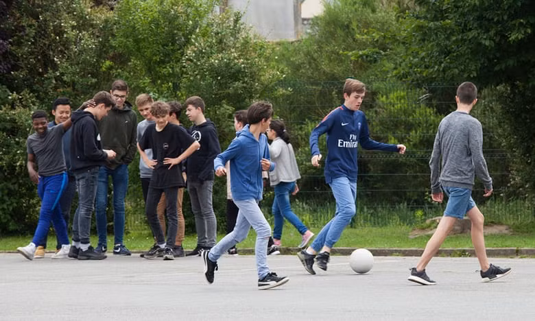 Học sinh chơi đá bóng thay vì sử dụng smartphone