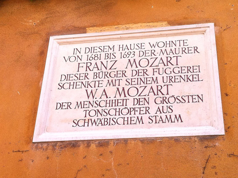 Biển tưởng niệm ông Franz Mozart, cư dân khu nhà, ông cố của nhà soạn nhạc lừng danh Wolfgang Amadeus Mozart Biển tưởng niệm ông Franz Mozart, cư dân khu nhà, ông cố của nhà soạn nhạc lừng danh Wolfgang Amadeus Mozart
