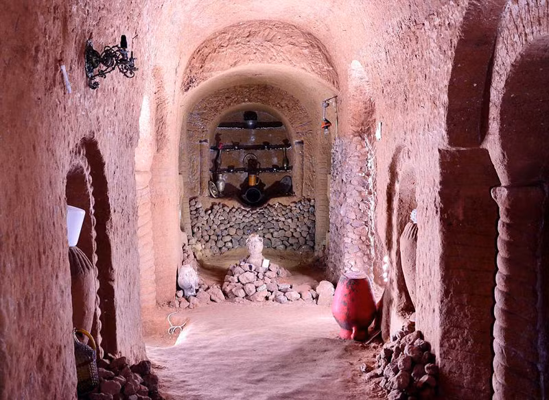 Bên trong ngôi nhà