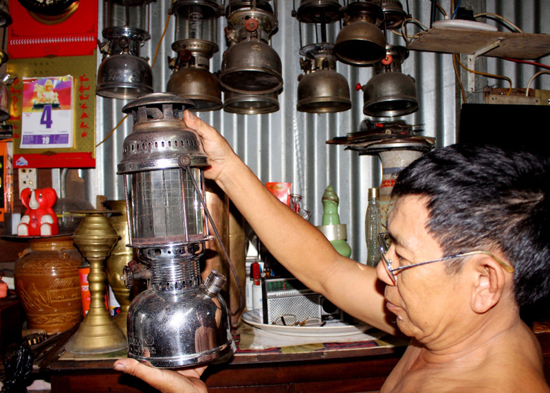 Ông Hai An “khoe” chiếc đèn măng-xông hơn 20 năm tuổi