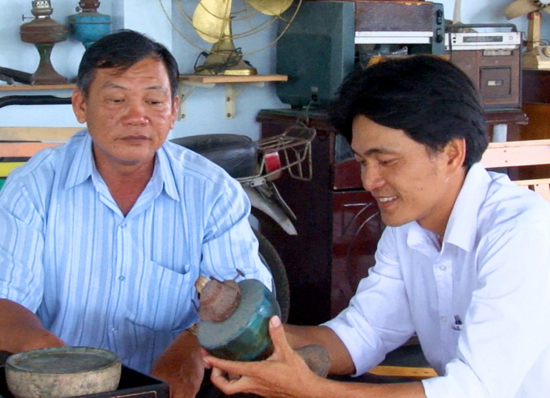 Anh Tuấn giới thiệu với khách chiếc đèn trong bộ sưu tập của mình