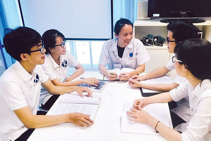 TS Vũ Bích Ngọc (giữa) trao đổi chuyên môn với các đồng nghiệp TS Vũ Bích Ngọc (giữa) trao đổi chuyên môn với các đồng nghiệp