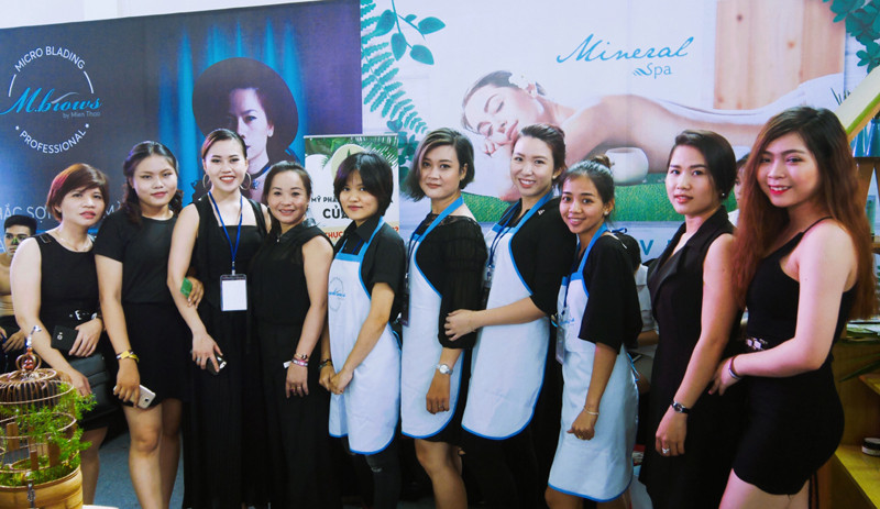 Miên Thảo và các học viên Miên Thảo và các học viên