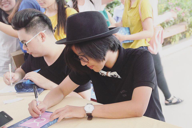 Iris Cao trong một buổi ký tặng sách Iris Cao trong một buổi ký tặng sách